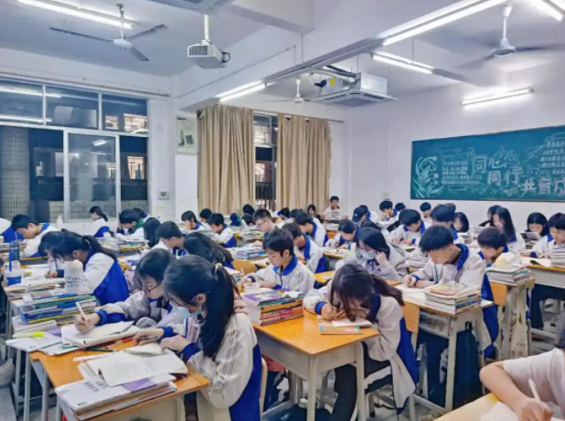 折射的正是教育开展的厚度也是对大力开展教育事业不变的初心