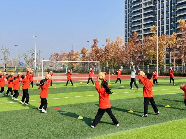 <b>同时挖掘有爱好有潜力的孩子加入社团和校正接受拔高练习</b>